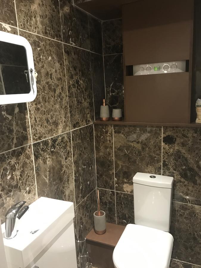 2 Bed, Ground Floor Bijou Georgian City Apartment บาธ ภายนอก รูปภาพ